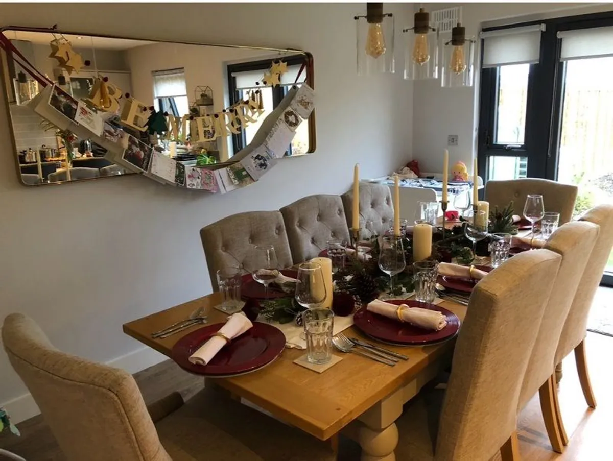 Beautiful oak table and 8 chairs - Image 4