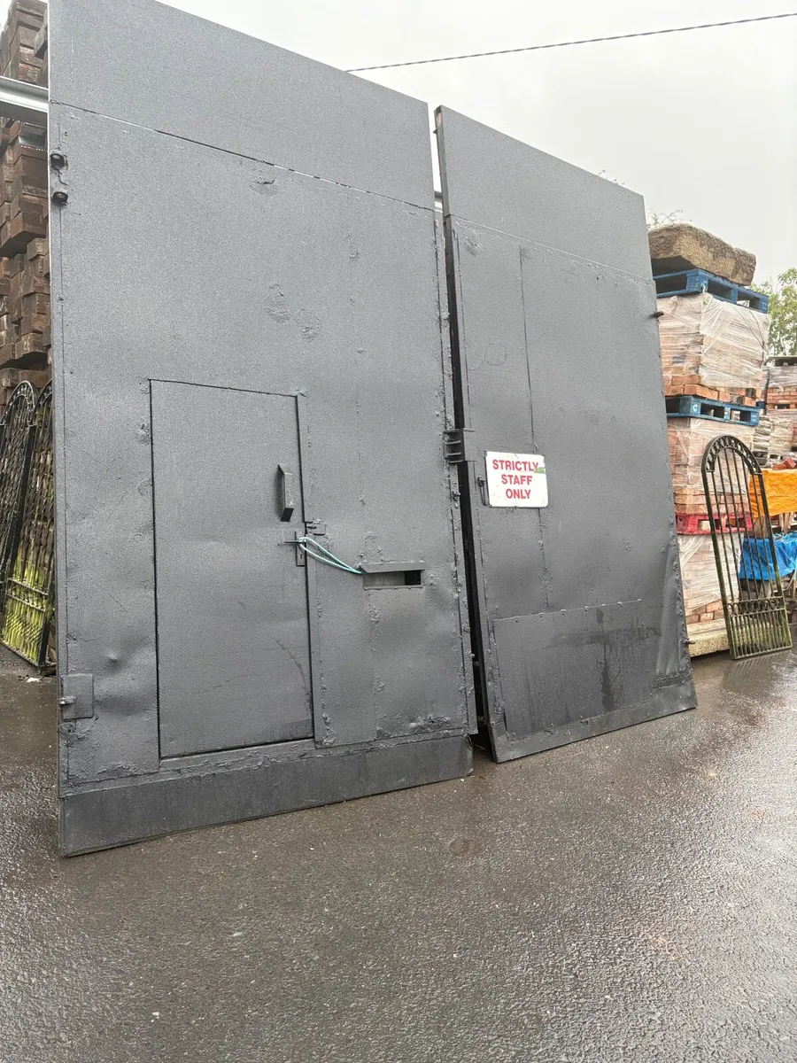 Large Garage gates with pedestrain door - Image 4