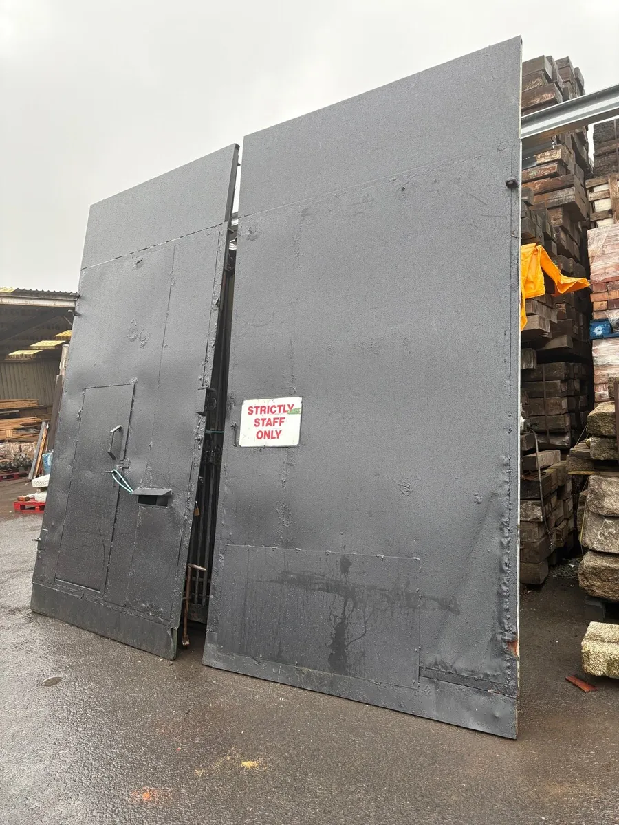 Large Garage gates with pedestrain door - Image 1
