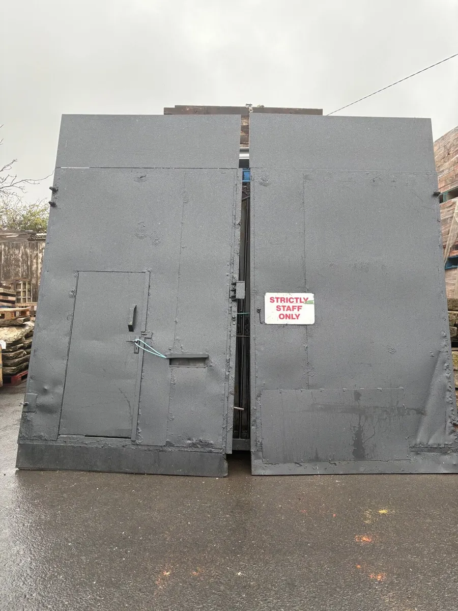 Large Garage gates with pedestrain door - Image 3