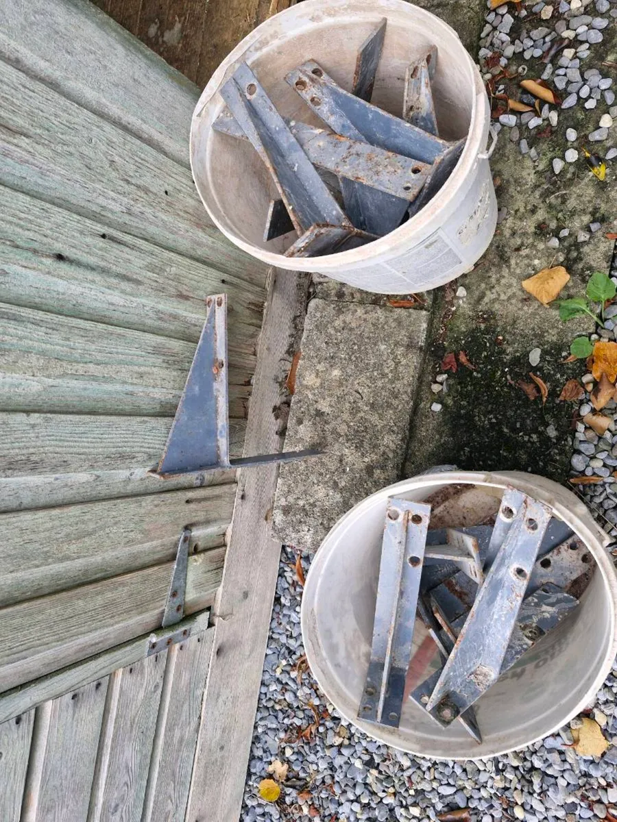 Steel brackets - Image 1