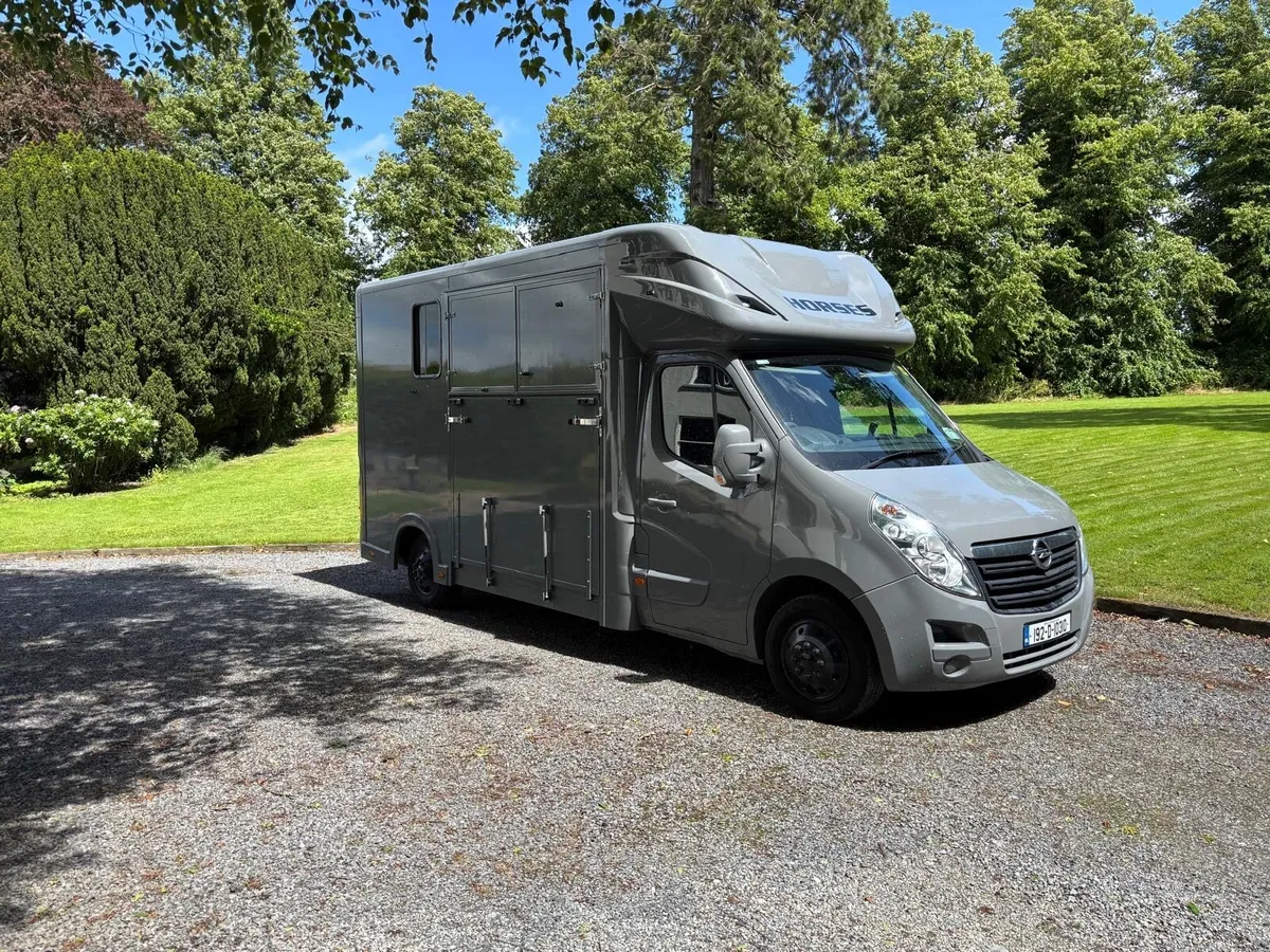 2 Horse Van - Image 1