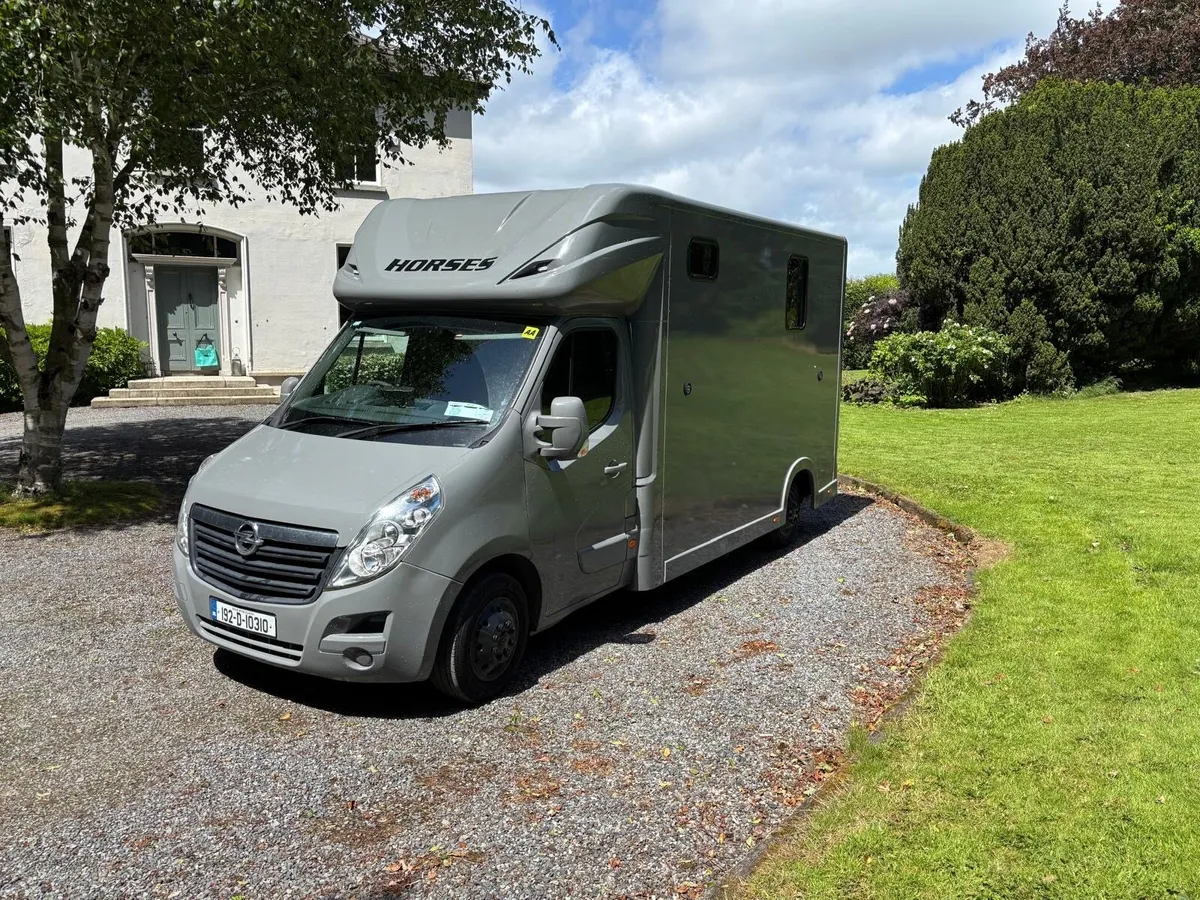 2 Horse Van - Image 3