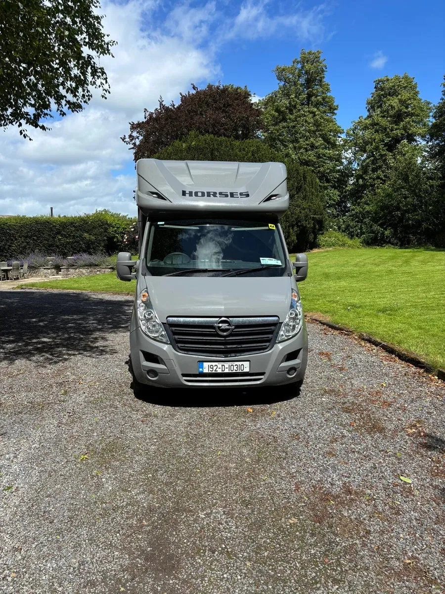 2 Horse Van - Image 2