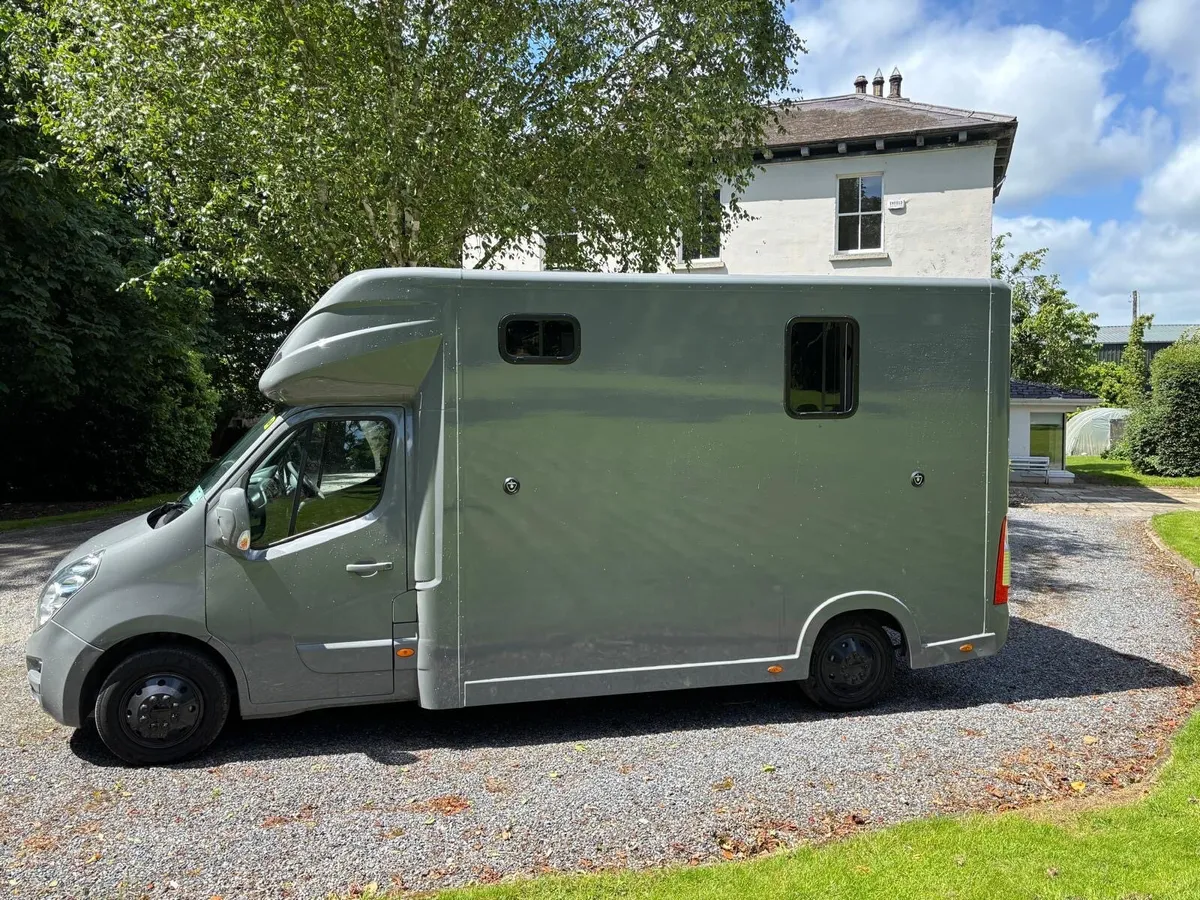 2 Horse Van - Image 4