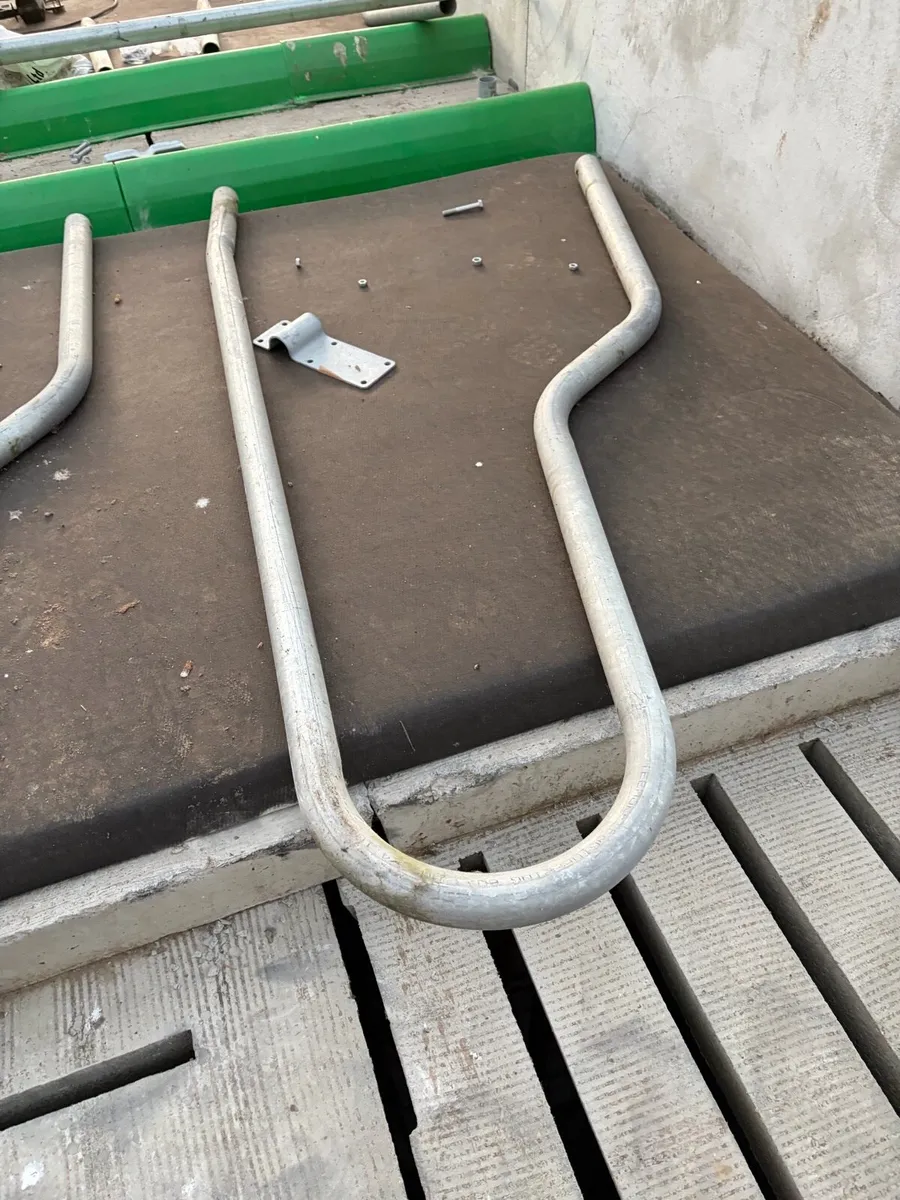 1,900mm CUBICLE LOOPS – £35 EACH - Image 1