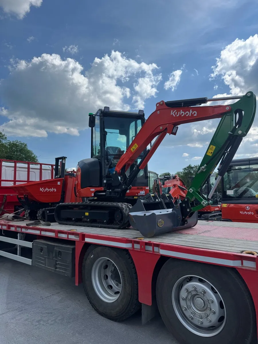 Mini and medium Excavator hire - Image 4
