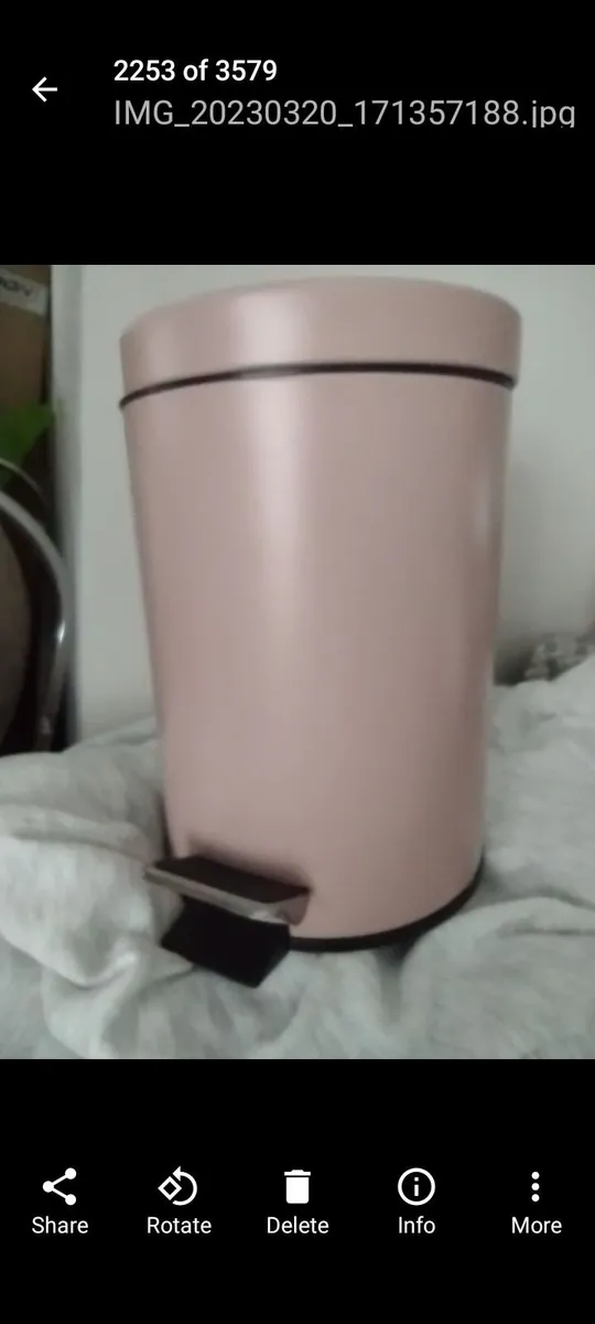 New 3lt pedal bin with removable plastic liner - Image 4