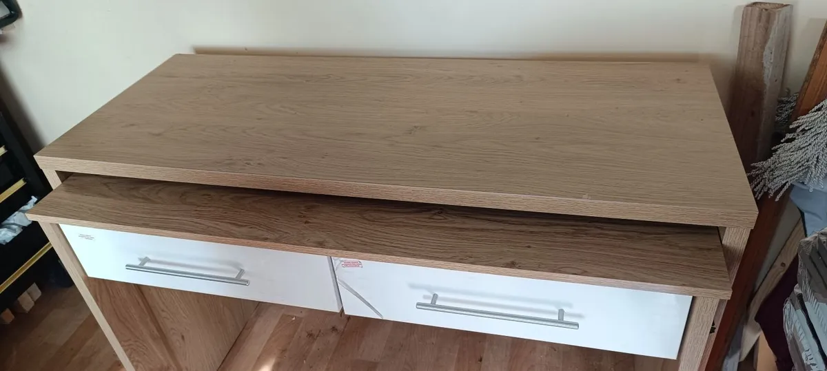 Computer desk - Image 1