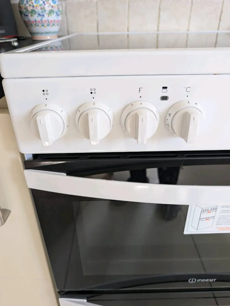 Indesit ID67V9KMW/UK 60cm Electric Double Cooker - Image 3