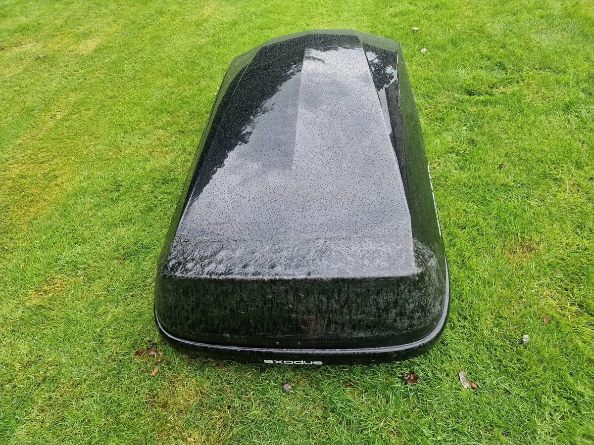 Exodus roof box with Saab roof racks - Image 2
