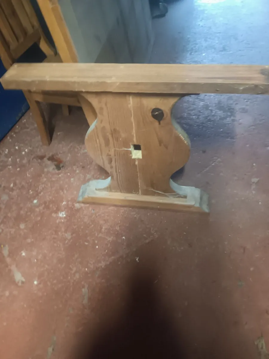 Mexican pine table and chairs - Image 2
