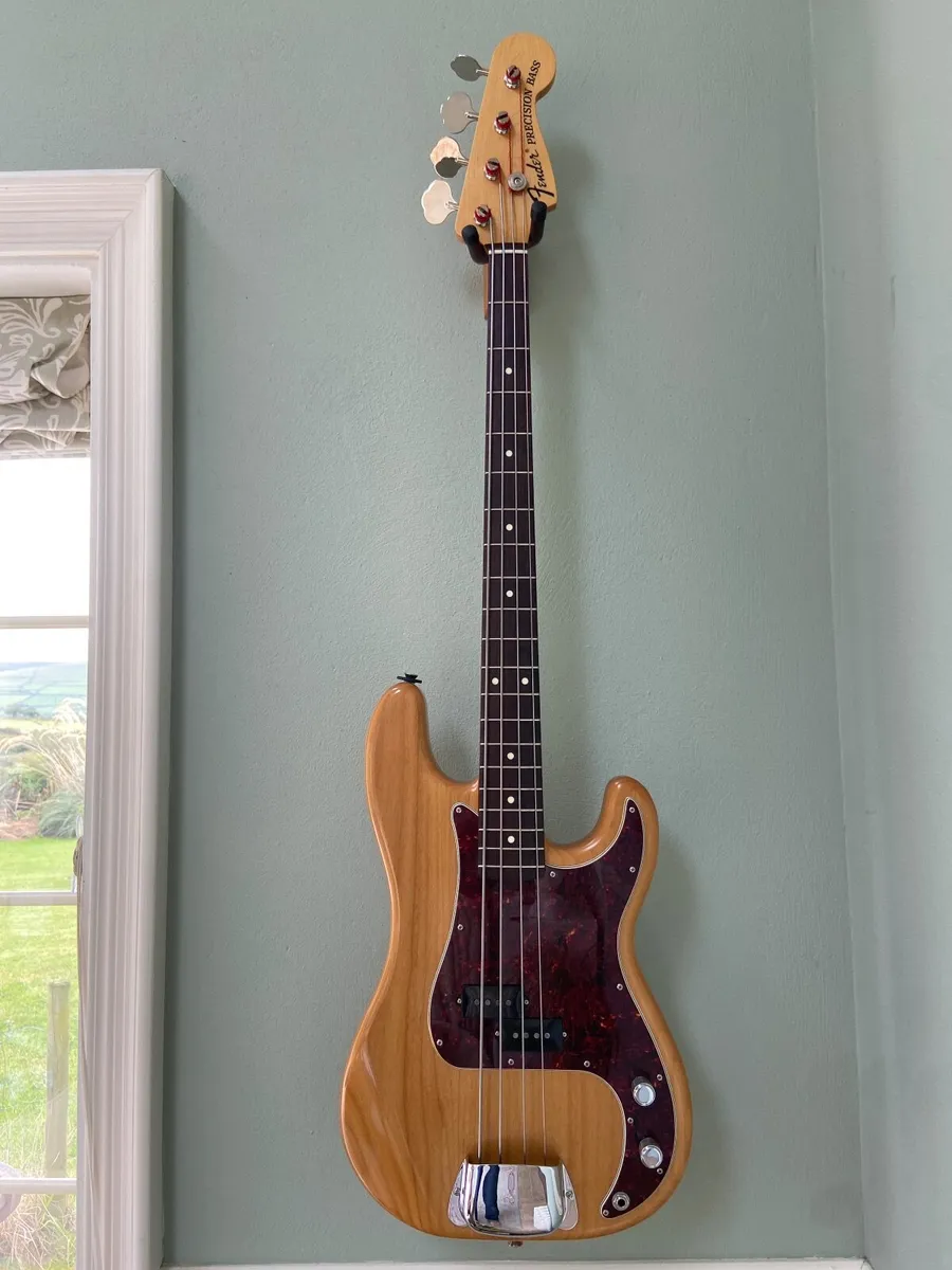 Bass guitar Fender, Japan, Siginature model. USA - Image 3