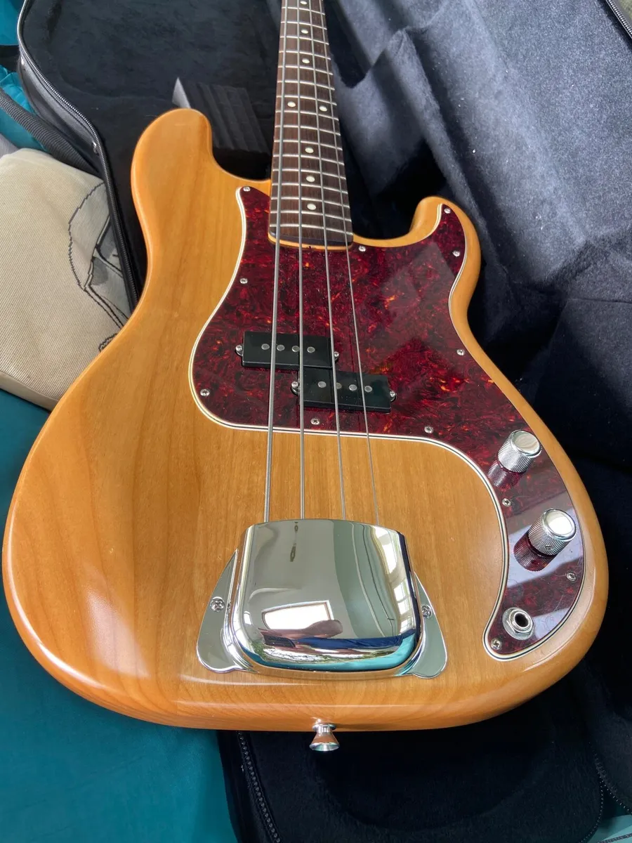 Bass guitar Fender, Japan, Siginature model. USA - Image 4