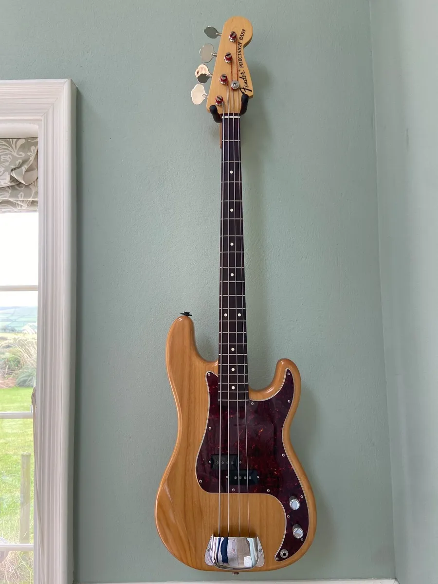 Bass guitar Fender, Japan, Siginature model. USA - Image 2