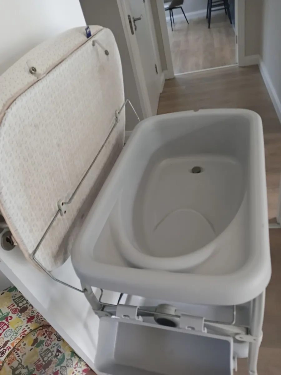 Cuddle and Bubble-Chicco bath and changing table - Image 3