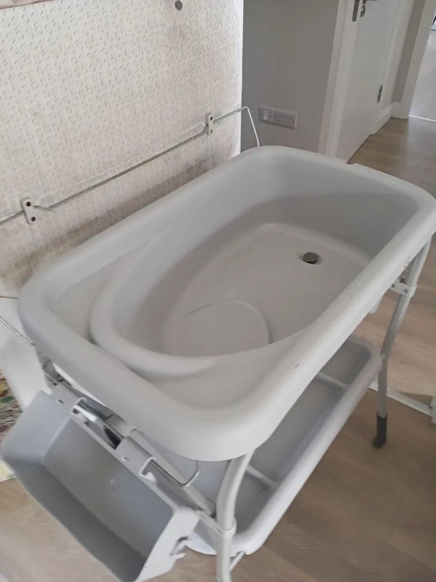 Cuddle and Bubble-Chicco bath and changing table - Image 4