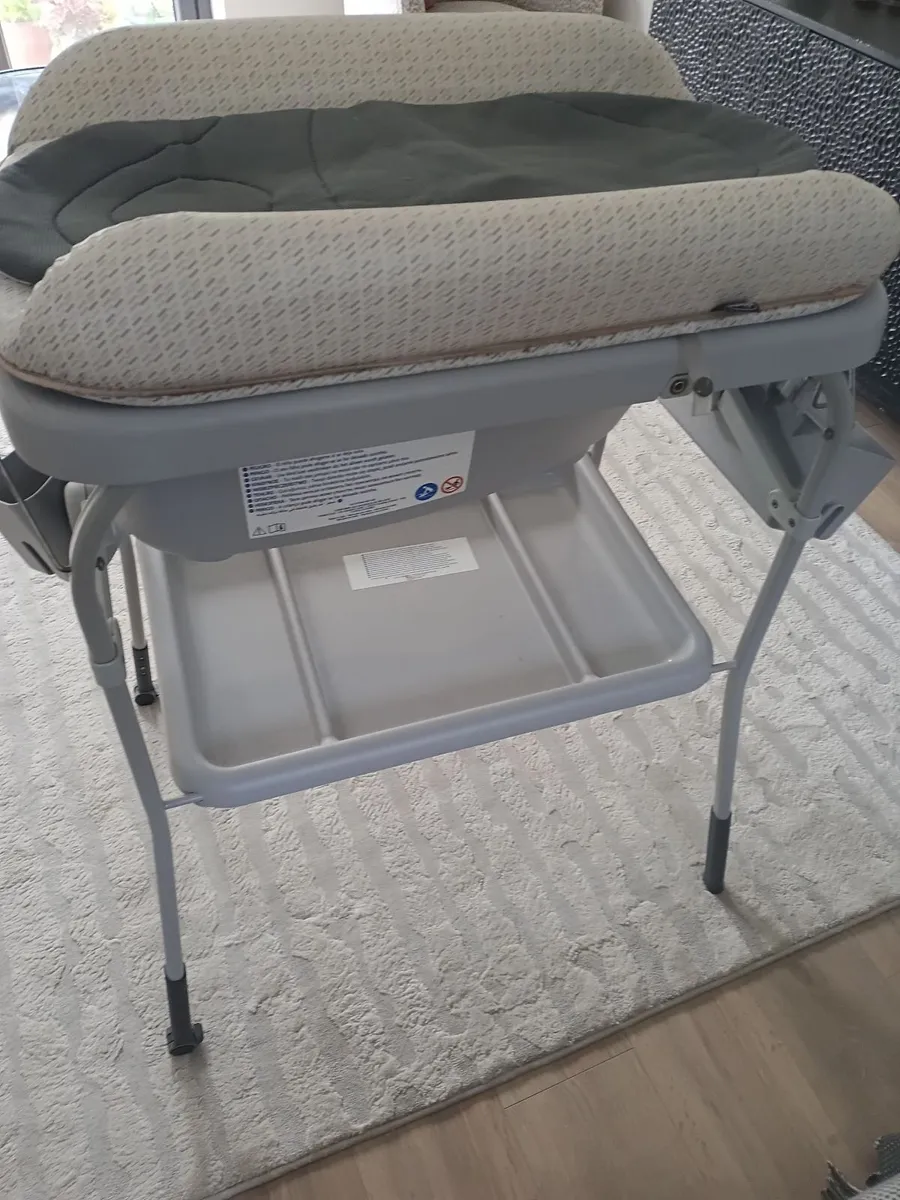 Cuddle and Bubble-Chicco bath and changing table - Image 1