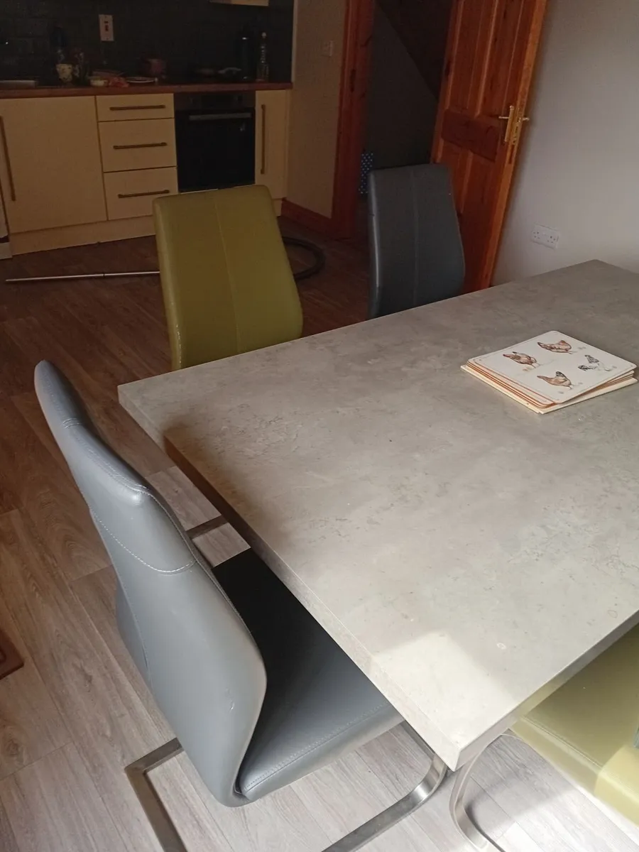 Table and chairs - Image 1