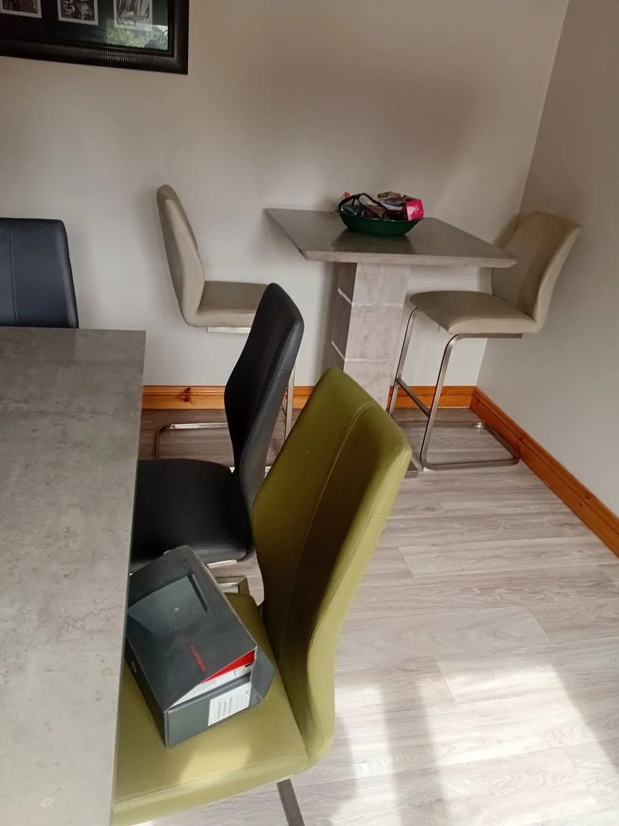 Table and chairs - Image 2
