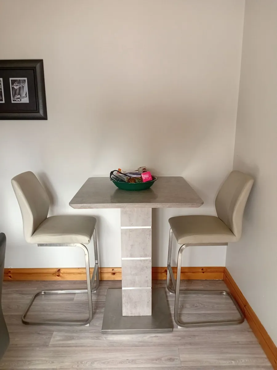 Table and chairs - Image 3