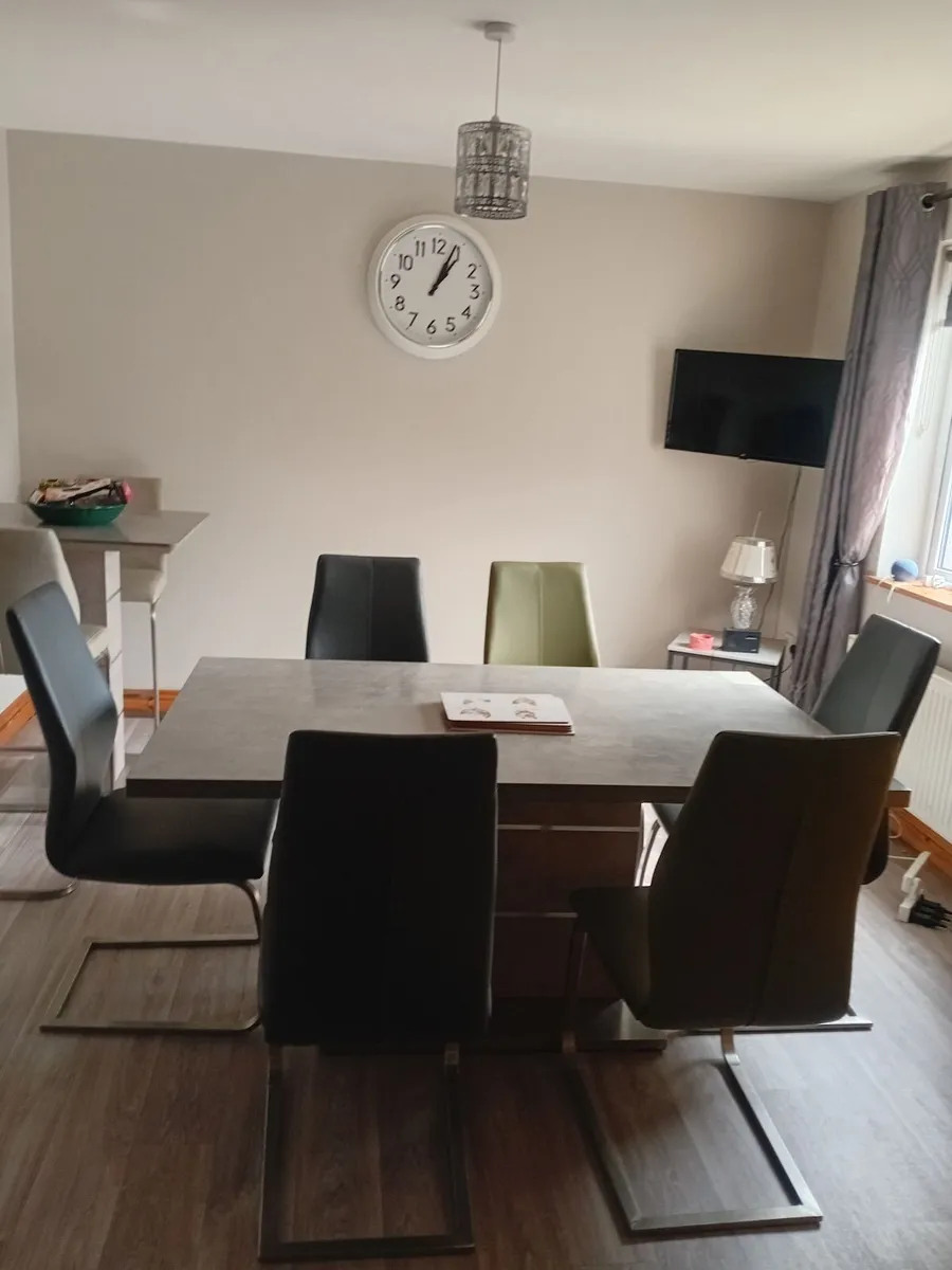 Table and chairs - Image 4