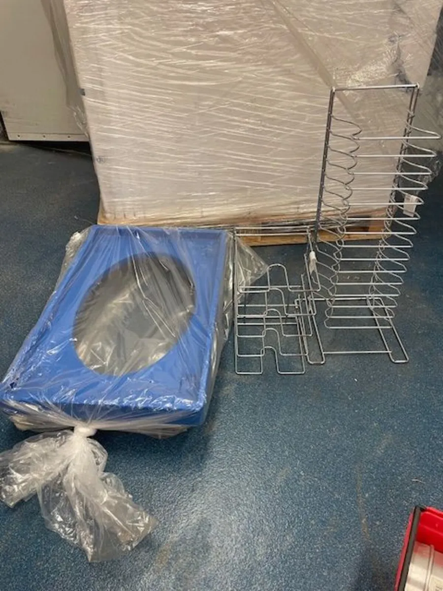 Floor dollies, pizza stacking racks, screen holder - Image 1