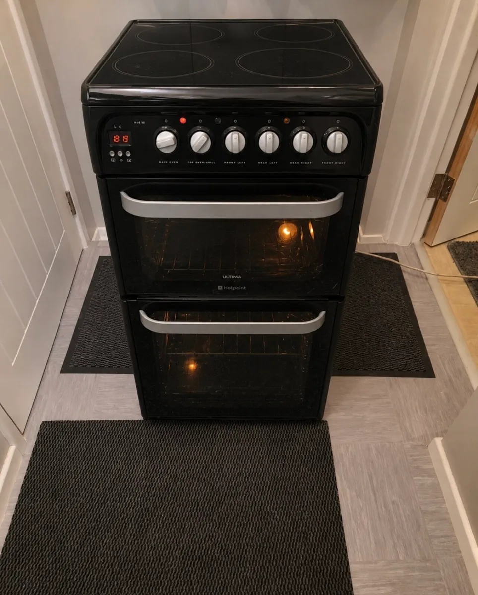 Hotpoint 50cm electric freestanding cooker - Image 1