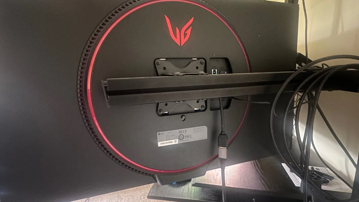 3x 32 inch computer gaming monitors with stand - Image 2