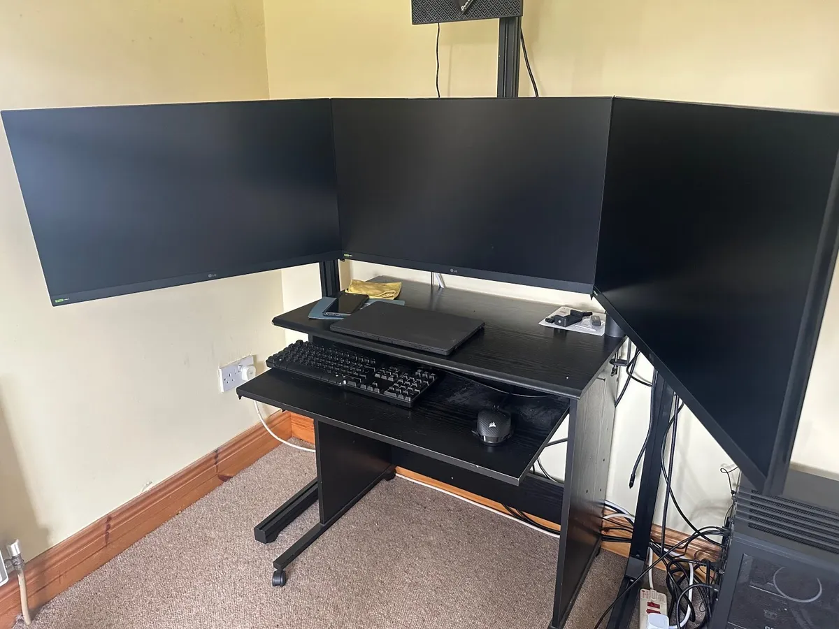 3x 32 inch computer gaming monitors with stand - Image 3