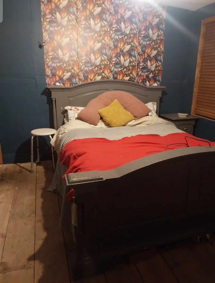 Kingsize wooden bed frame - Image 1