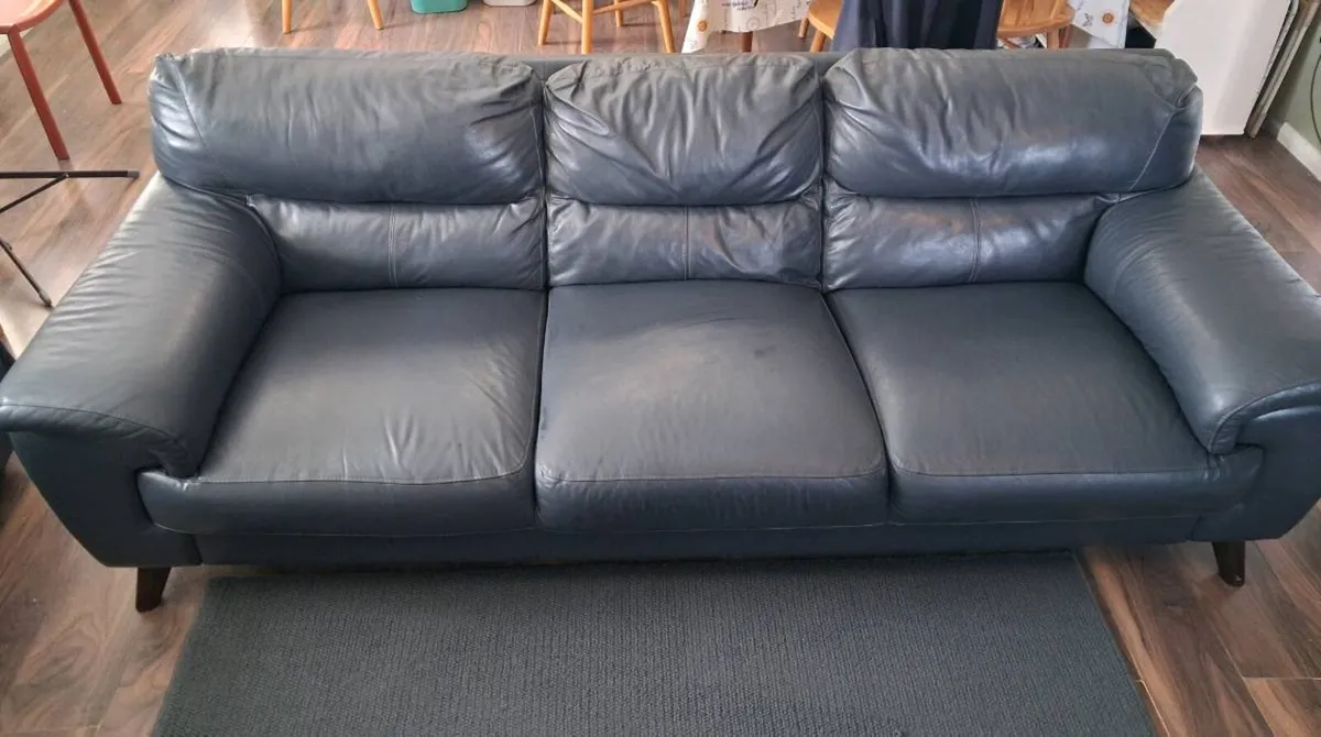 4 seater leather couch - Image 1