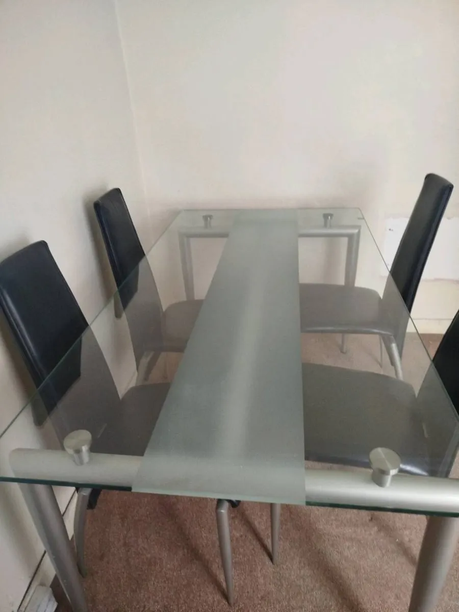 Table and 4 chairs - Image 1