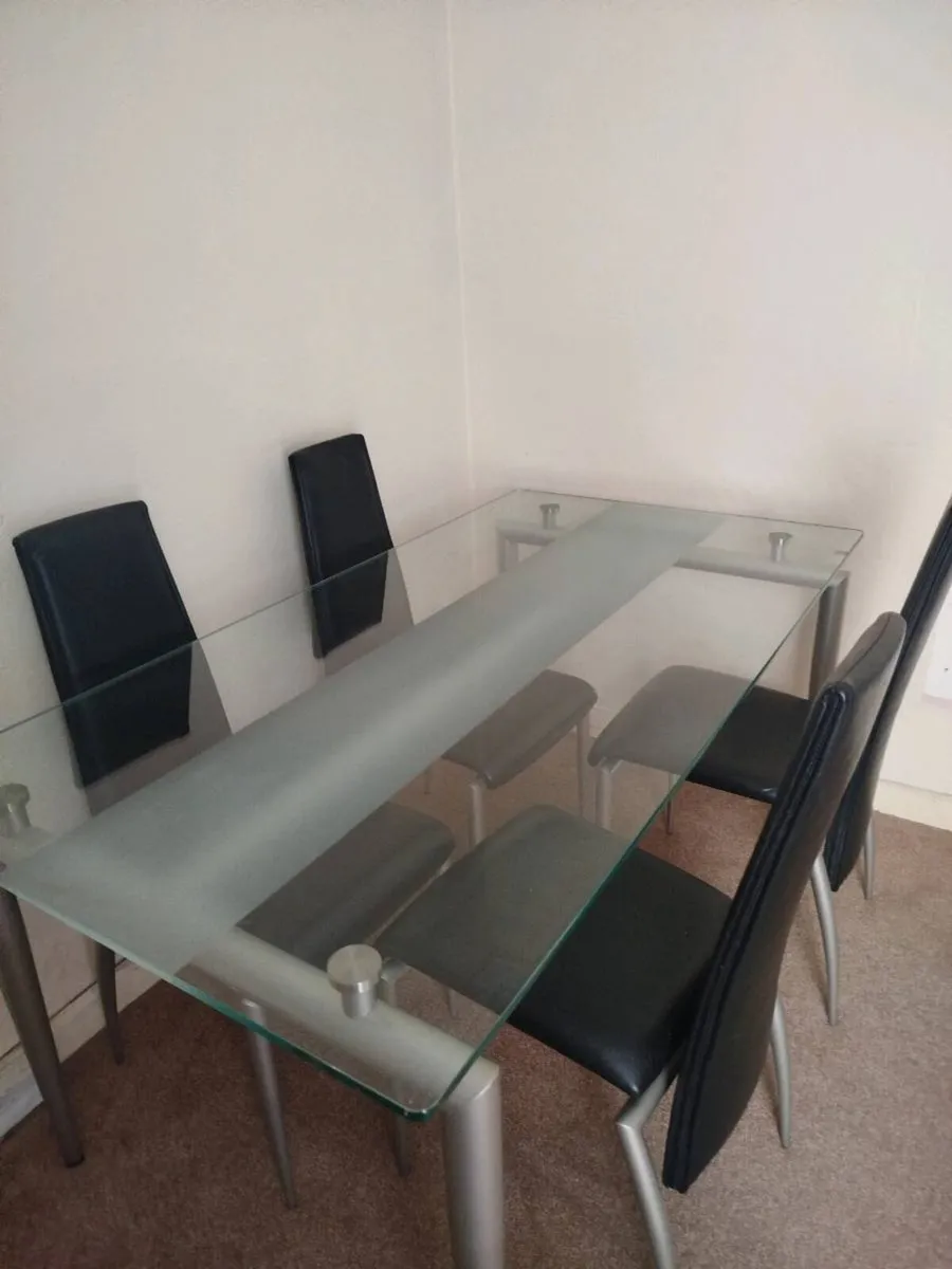 Table and 4 chairs - Image 2