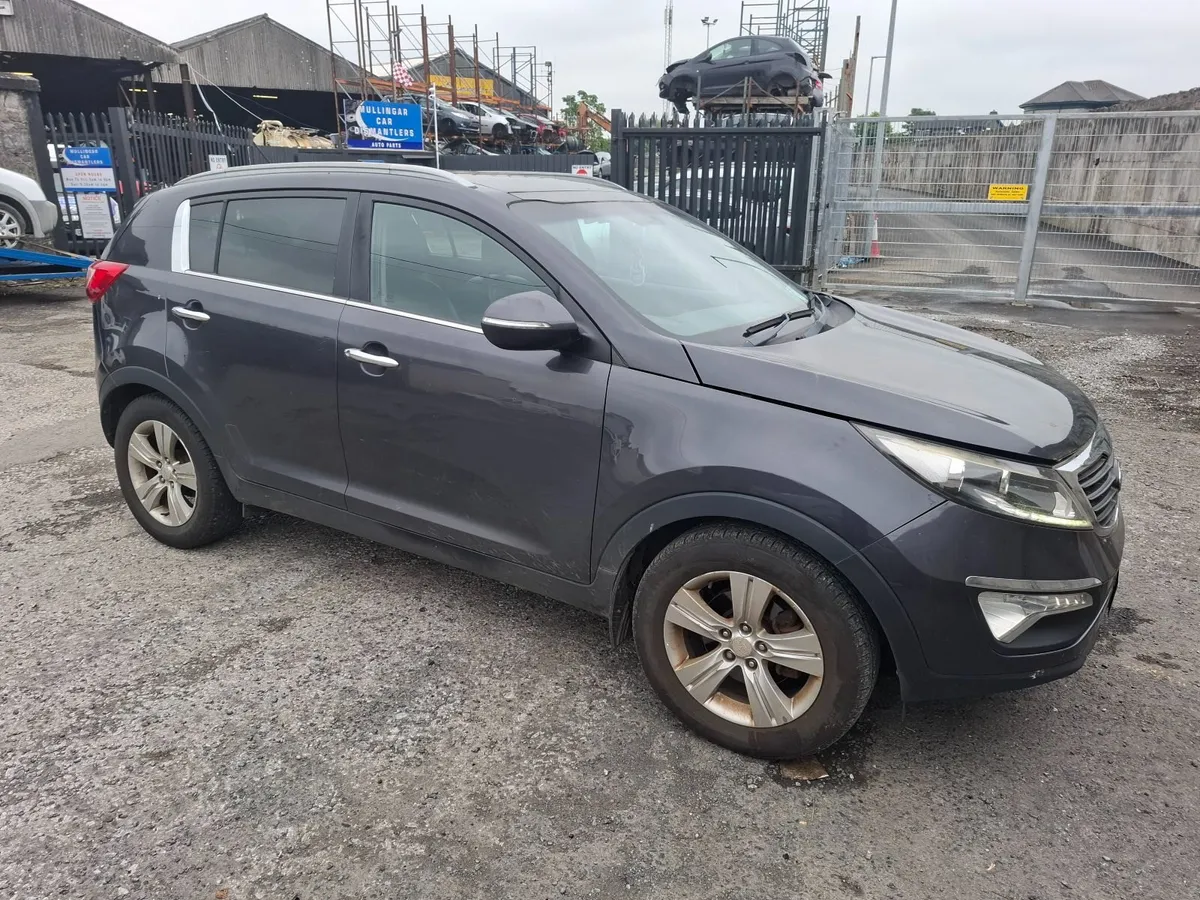 131 Kia Sportage breaking for parts - Image 1