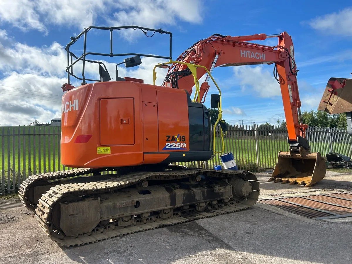 Hitachi ZX225 - Image 4