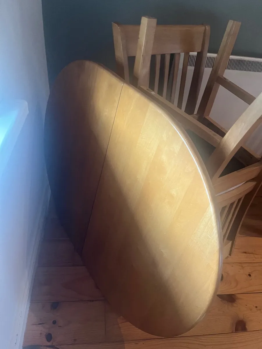 Table and chairs - Image 1