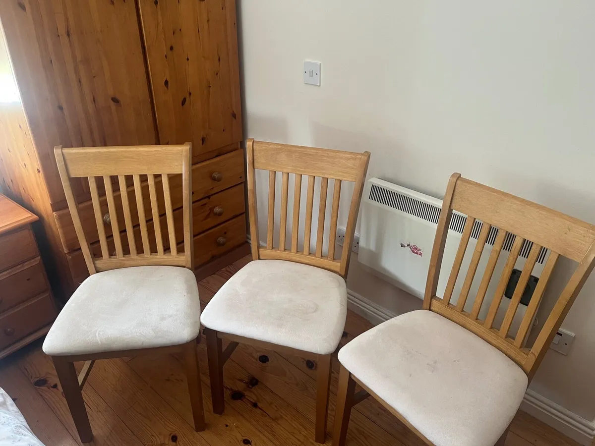 Table and chairs - Image 2