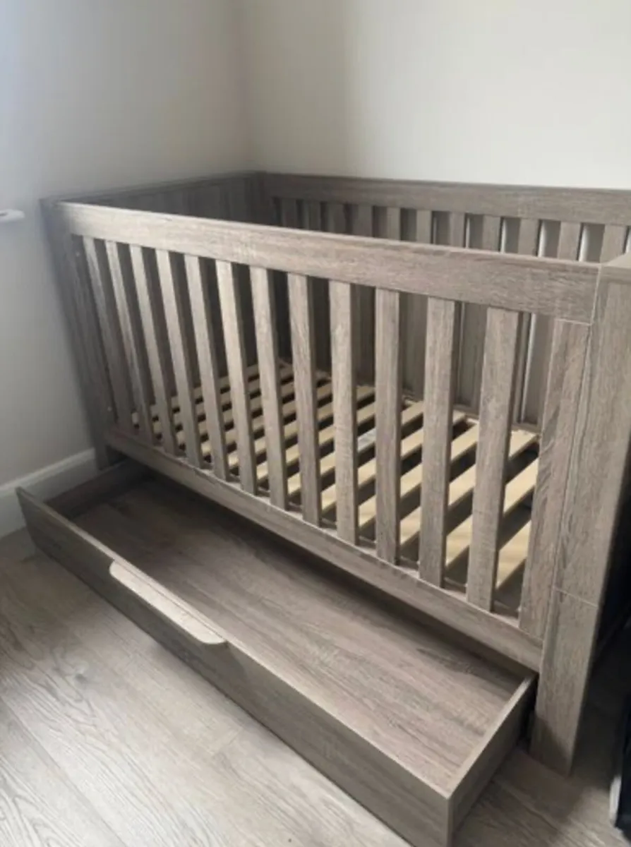 Mamas & Papas Cot Bed – converts to 3 ways - Image 3