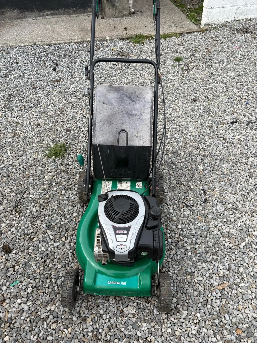 Britain, Stratton lawnmower safe drive perfect - Image 4