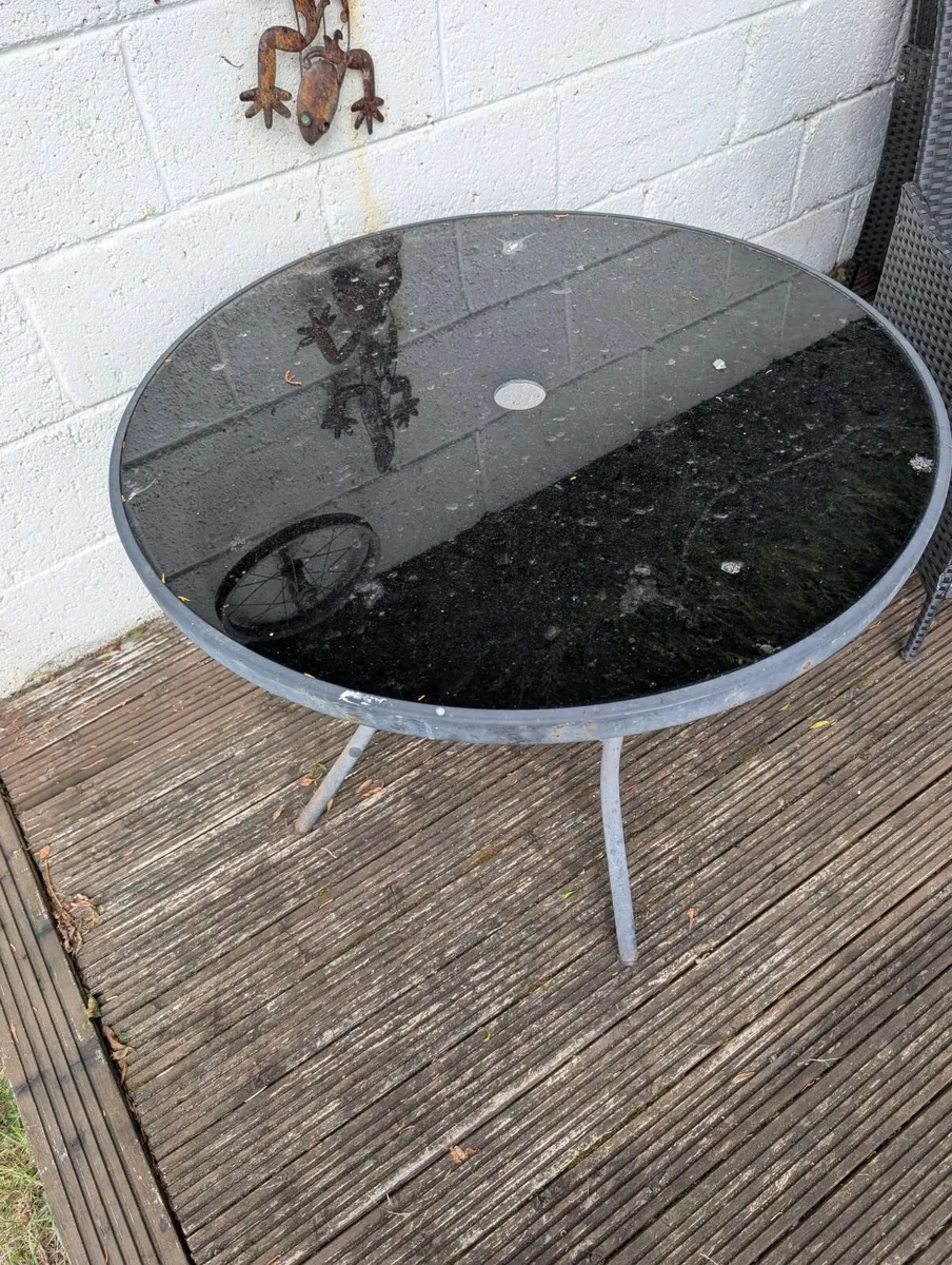 Black garden chairs and table - Image 1