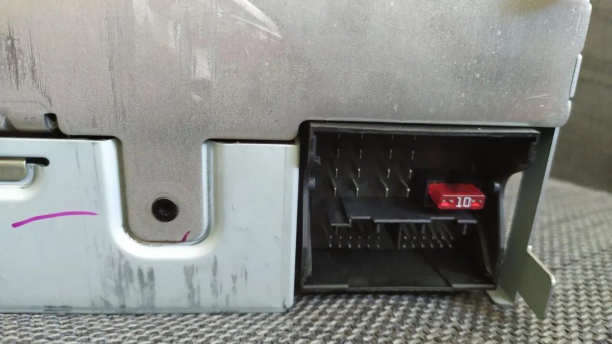 Original radio from 2006 VW Eos (convertible) - Image 3