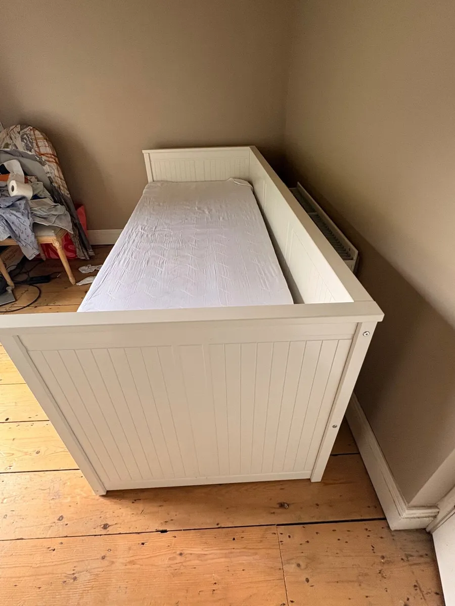 Daybed with three drawers - Image 1