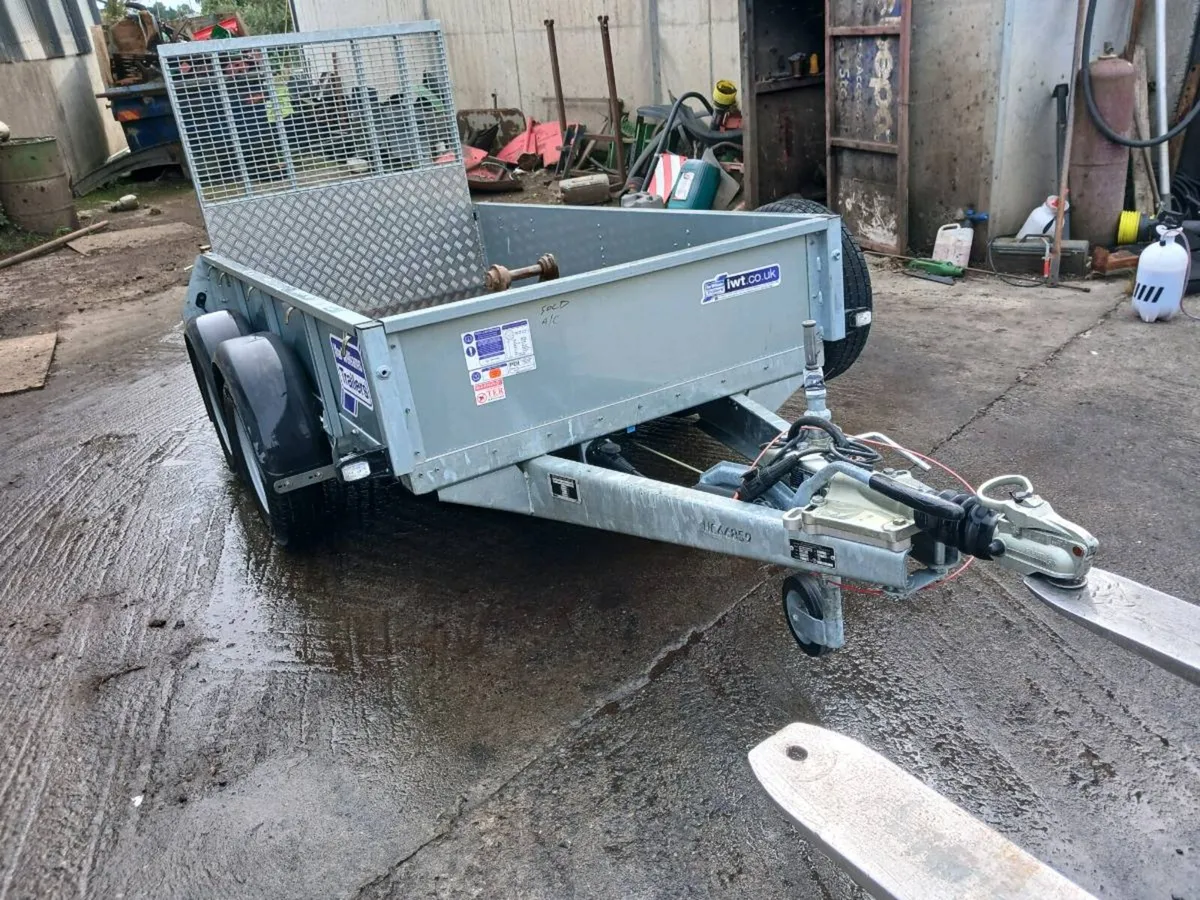 Trailer - Image 1