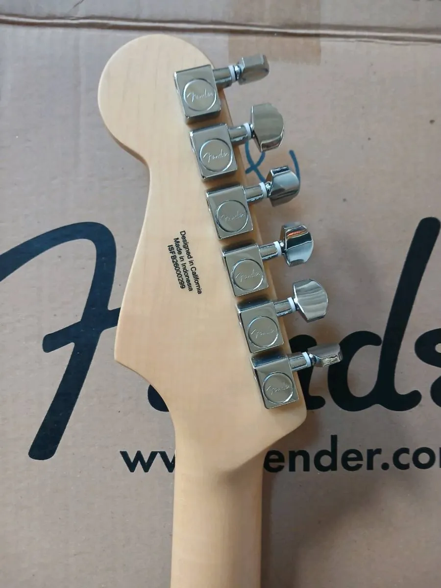 FENDER STRATOCASTER - Image 3