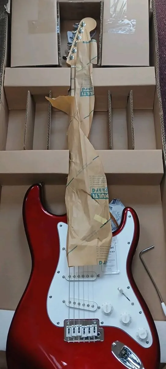 FENDER STRATOCASTER - Image 4
