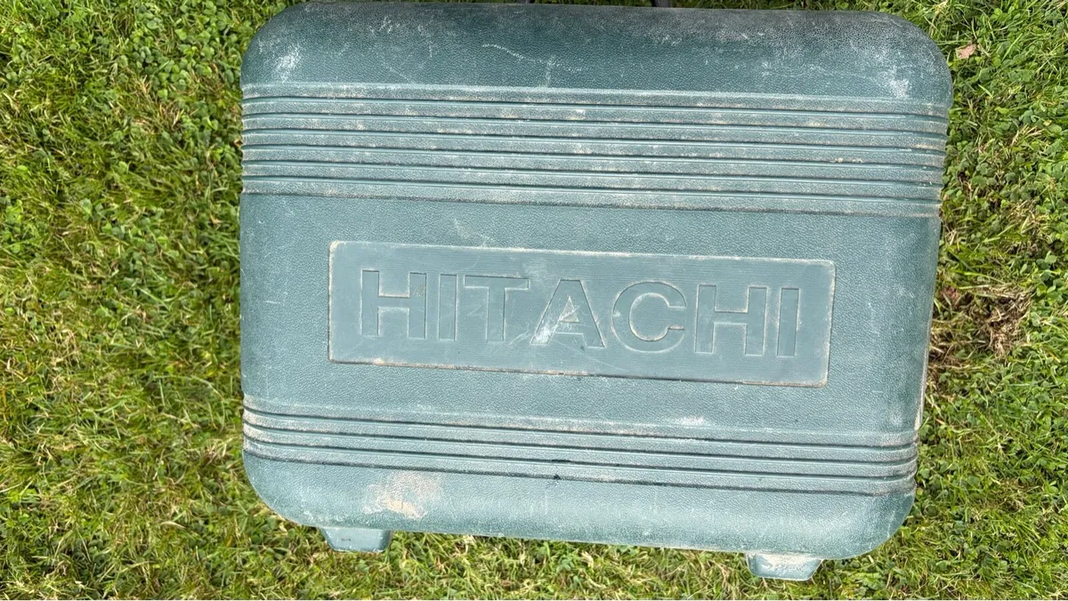 SAW HITACHI  9 inch CIRCULAR SAW 220 VOLTS & CASE - Image 4