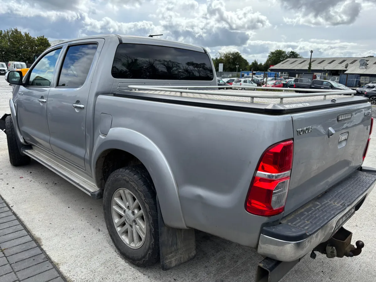 16 Hilux 3.0 SR5 Manual DOE 6/27 Drives 217km - Image 4
