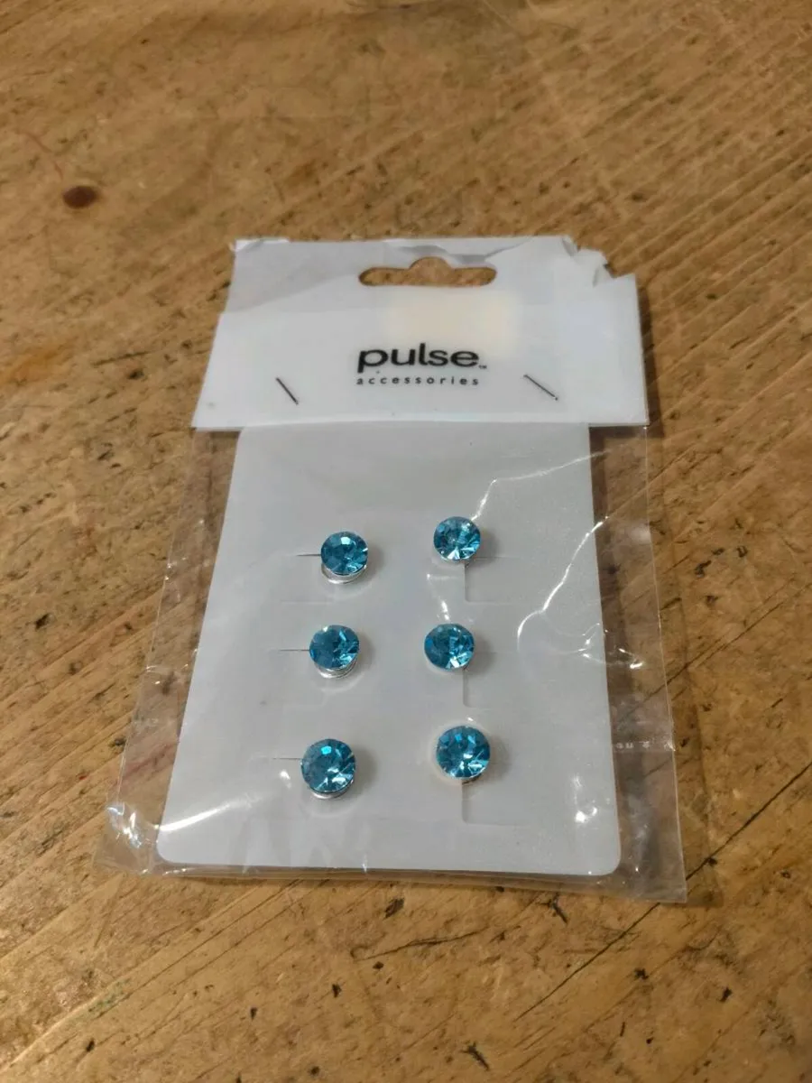 Pulse Accessories blue crystal stud earrings, feat - Image 3