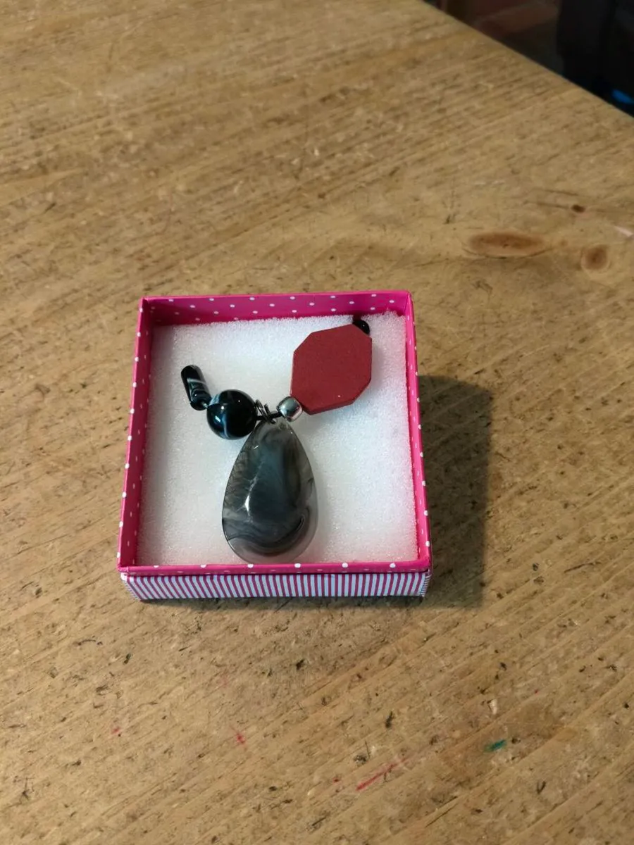 necklace featuring a striped black agate gemstone - Image 3